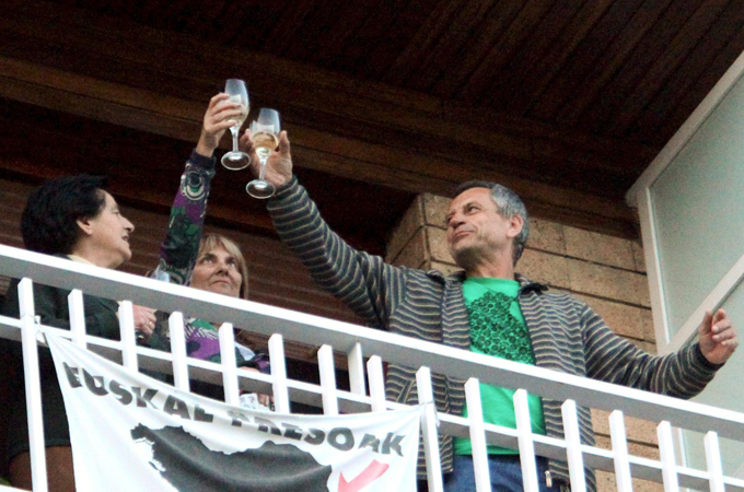 ETA prisoner released, celebrating - IPS article