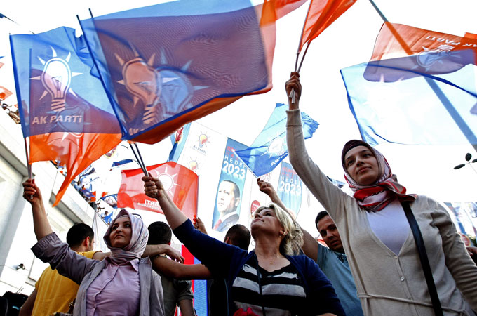 AKP supporters celebrate
