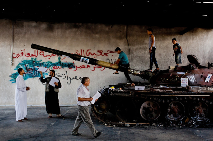 Libyan rebels with tank