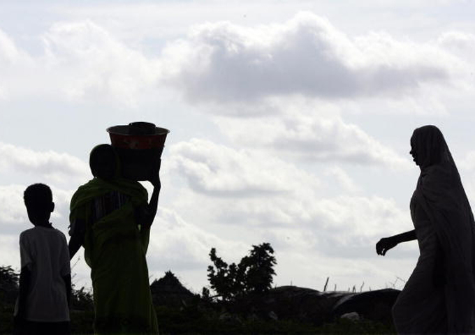 Displaced Sudanese return to their camp.