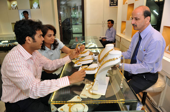 Indian couple buying gold [Arnab Das/Al Jazeera]