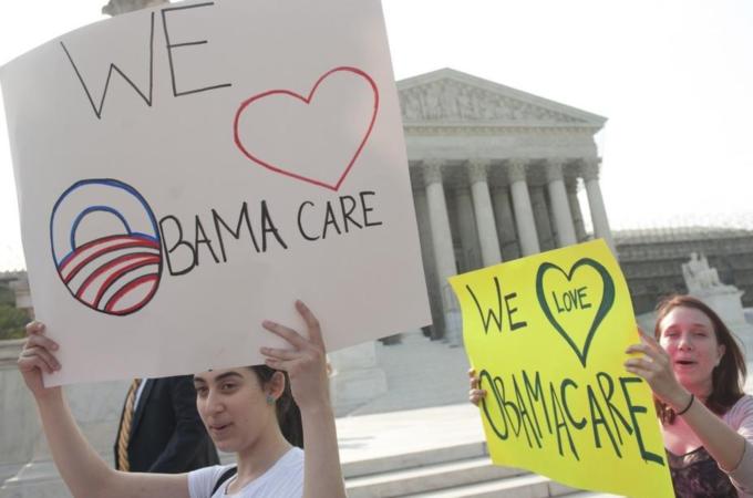 Demonstrators in favor of US President B