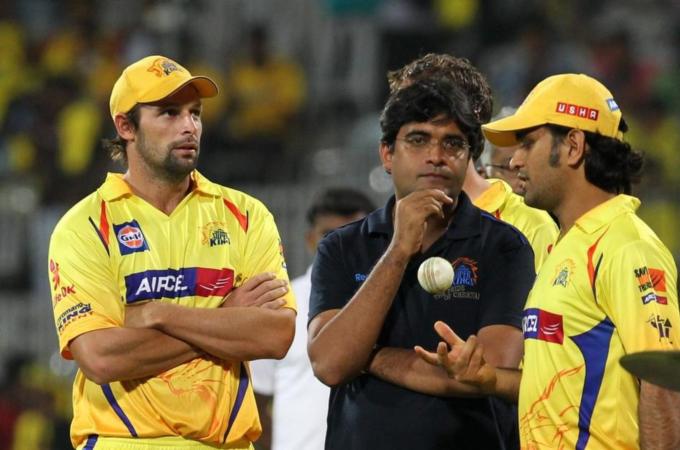 Chennai Super Kings captain MS Dhoni (R