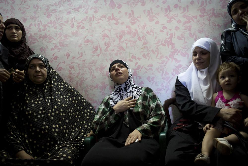 <p>The mother of Jihad Aslan mourns during his funeral at the Qalandia refugee camp, near the West Bank city of Ramallah on August 26, 2013</p>