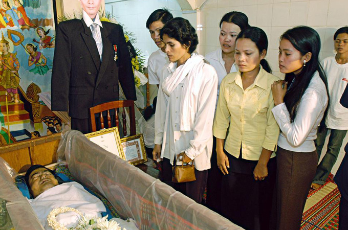 Mourners gather at the body of Chea Vichea, president of Cambodia's Free Trade Union of Workers [AP]