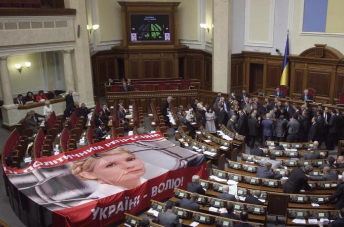 A parliament vote on a law resulting in the release of jailed Yulia Tymoshenko is crucial for Ukraine's rapprochement with the EU [Reuters]
