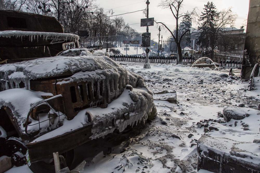 <p>Ukraine(***)s infamous riot police keeps facing off with demonstrators on Grushevskogo street in Kiev, the scene of the most violent clashes of the unrest, as politicians remain deadlocked on a solution.</p>