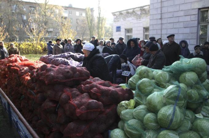 Pro-Russian separatists sell vegetables during the elections in Donetsk [Getty Images]