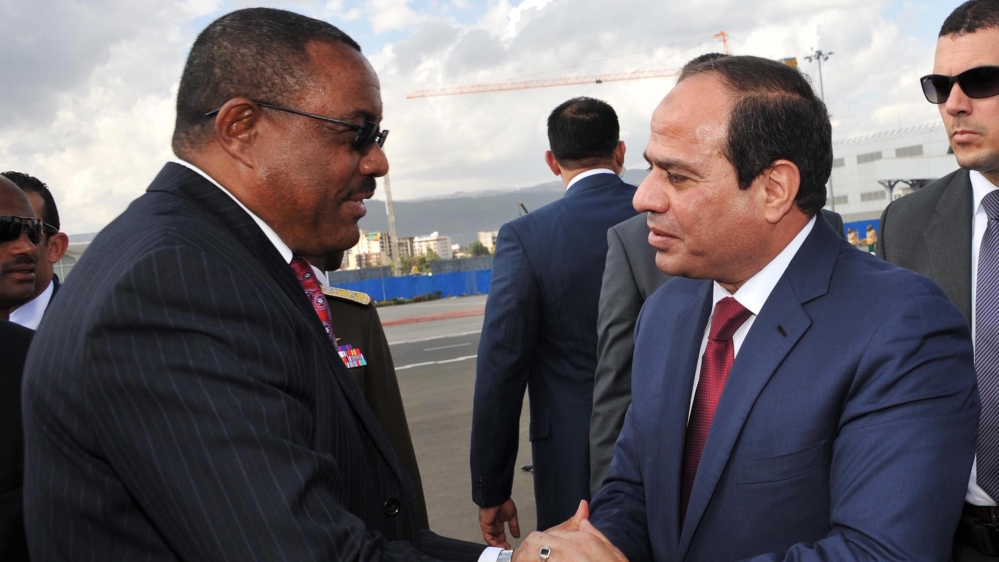 Egyptian President, Abdel Fattah al-Sisi bidding farewell to the Ethiopian Prime Minister, Hailemariam Desalegn [EPA]