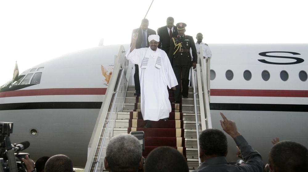 Sudanese President Omar al-Bashir arrives in Khartoum from Johannesburg [AFP]
