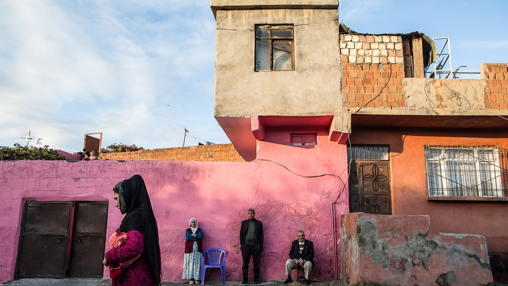 Kurdish men and women in Diyarbakir [Mackenzie Knowles-Coursin]