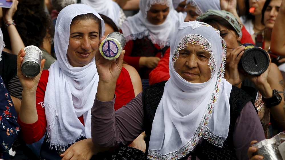 Protesters attend an anti-war demonstration in central Istanbul [Reuters]