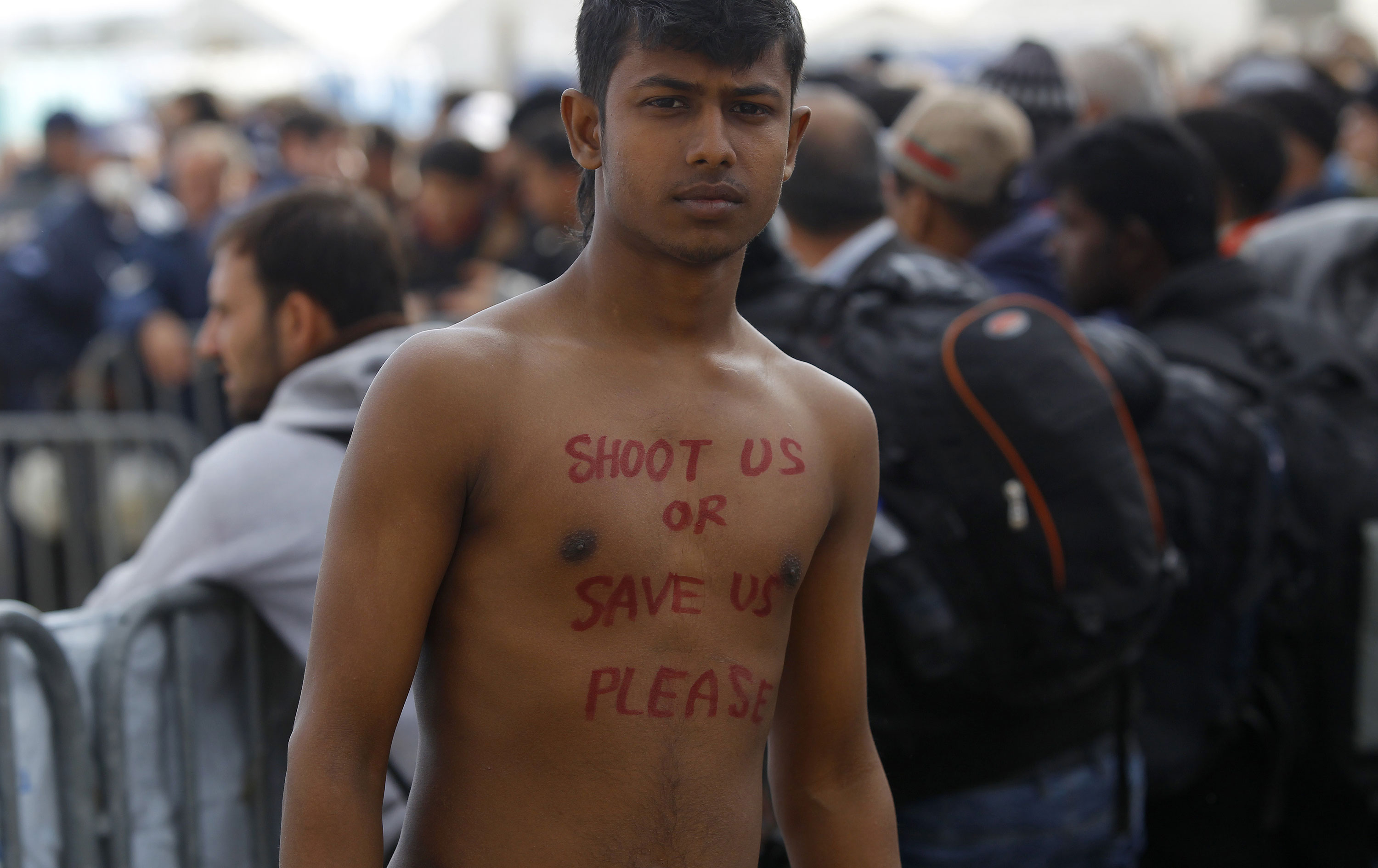 Refugees sew lips in Greece-Macedonia border protest