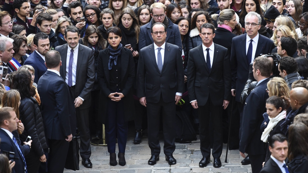 French President Francois Hollande observes a minute of silence at the Sorbonne University in Paris to pay tribute to victims of Friday''s Paris attacks