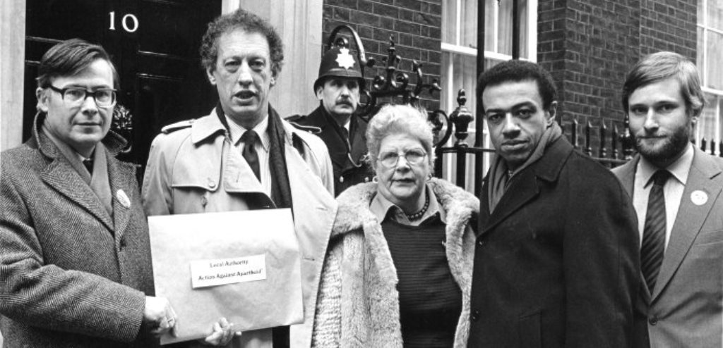 Councillors hand in a petition calling for sanctions against South Africa at Prime Minister Margaret Thatcher's Downing Street residence on March 18, 1985. The petition was supported by 42 councils. [Andre de Wet/AAM Archive]