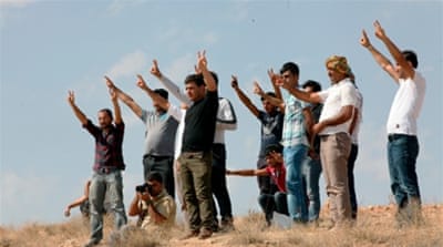 Turkish Kurds watch the fighting along the Syrian border as ISIL fighters and YPG forces clash in Kobane [Getty] 