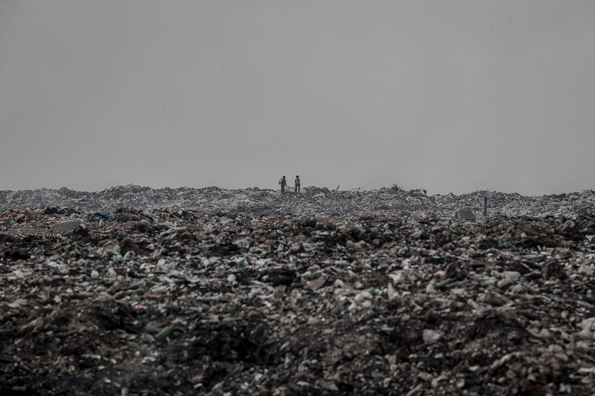 Please Do Not Use/ Iraqi children end up working in a landfill