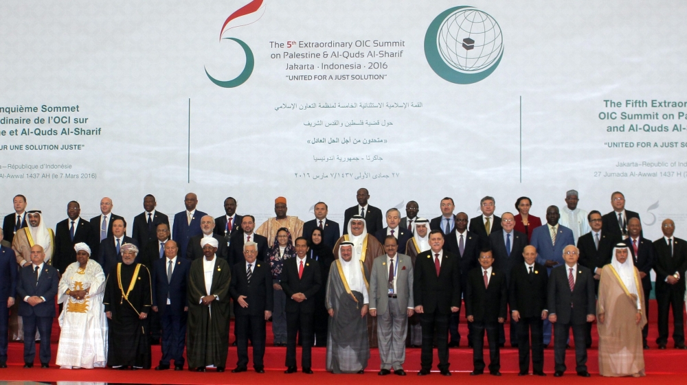 Leaders and Foreign Ministers pose for group a photo session at the 5th Extraordinary Organisation of Islamic Cooperation (OIC) Summit in Jakarta, Indonesia, 07 March 2016 [EPA]