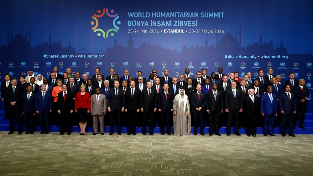 Turkish President Erdogan and U.N. Secretary-General Ban Ki-moon pose with leaders and representatives of the parcitipant countries for a family photo during the World Humanitarian Summit in Istanbul