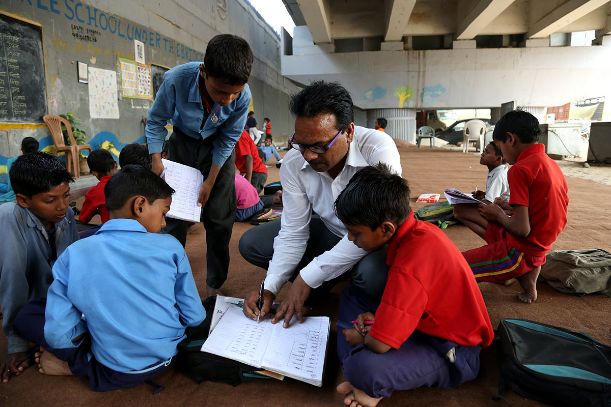 Free school under bridge for poor and needy children [Showkat Shafi/Al Jazeera]