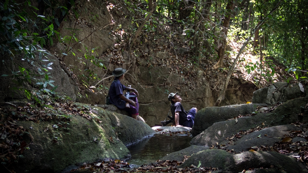 Than Lwin and his friend Than Win hunting for bears [Katie Arnold/Al Jazeera]