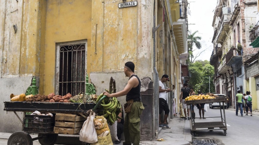 Jose pushes his carretilla [El Estornudo/Al Jazeera]
