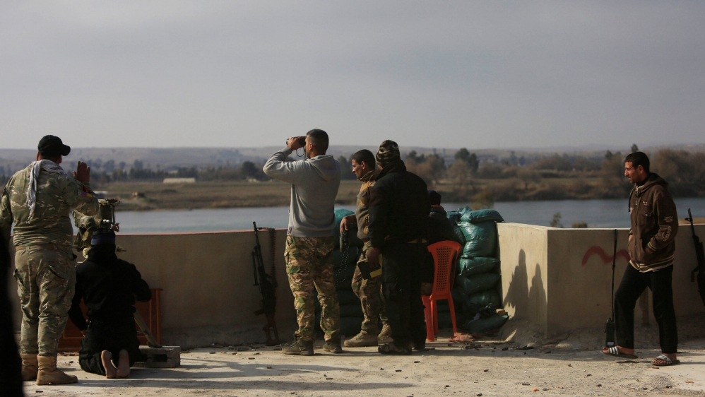 Iraqi rapid response forces take positions near Tigris river, during a battle with Islamic State militants, in Mosul