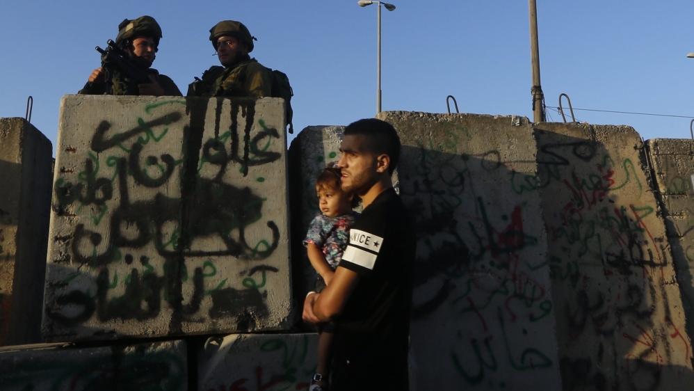 Palestinians head to Friday prayers