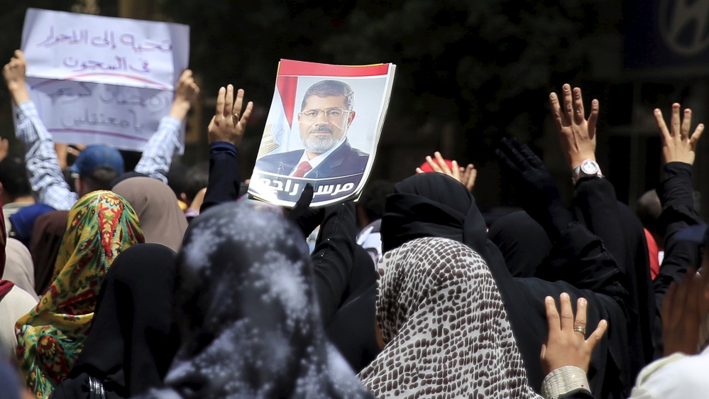 Supporters of deposed Egyptian President Mursi shout slogans against an Egyptian court''s decision to sentence Mursi and other leaders to death, at a rally in Al Haram street near Giza square