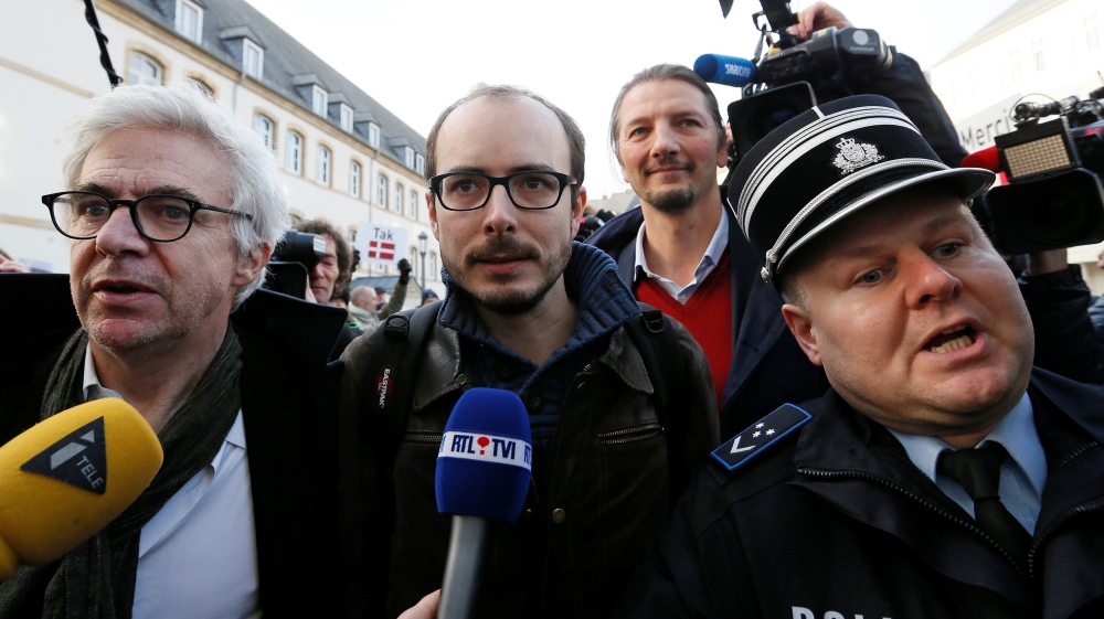 Former PricewaterhouseCoopers employee Antoine Deltour, centre, and Bourdon, left, as they arrive for the LuxLeaks trial [Yves Herman/Reuters]