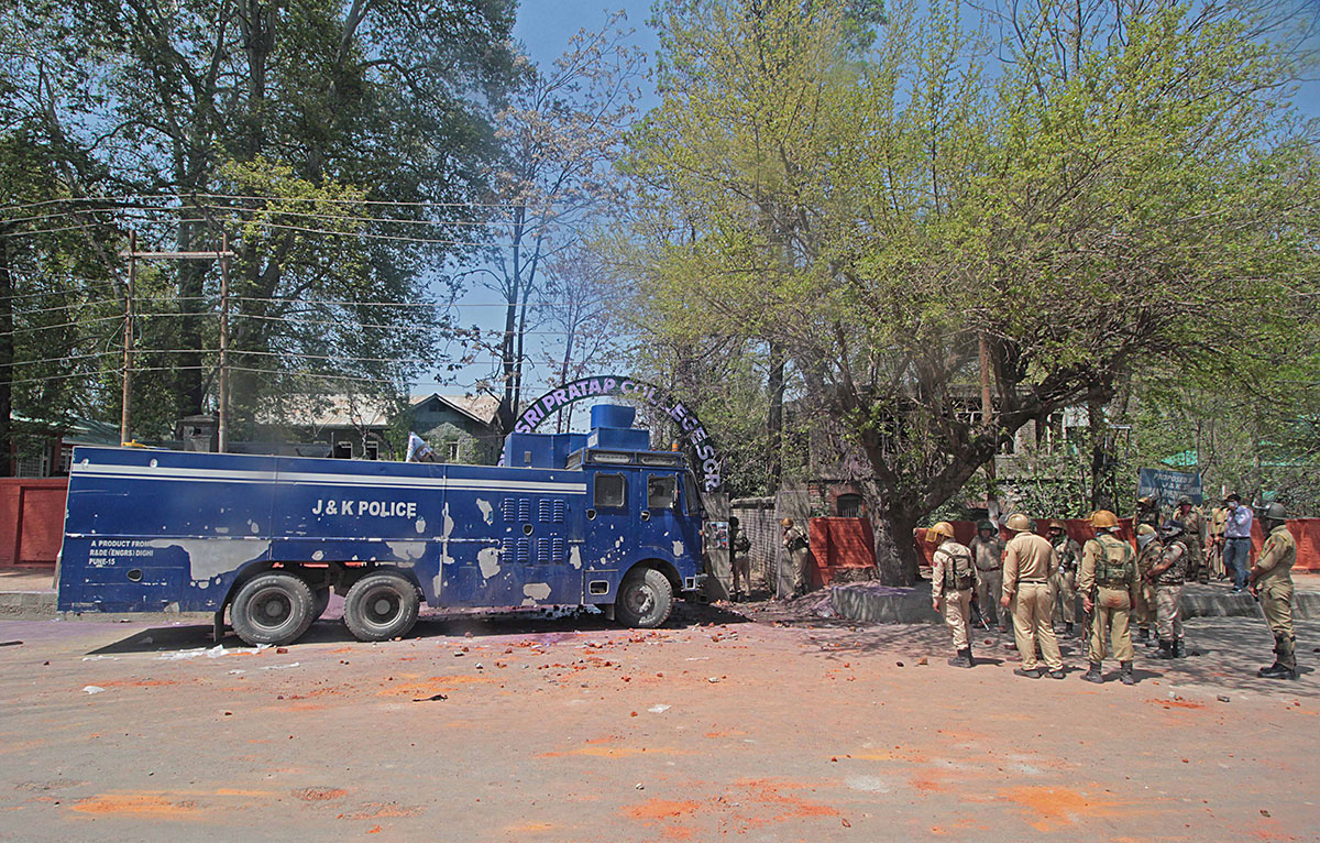 Kashmiri girls on the front lines/ Please Do Not Use