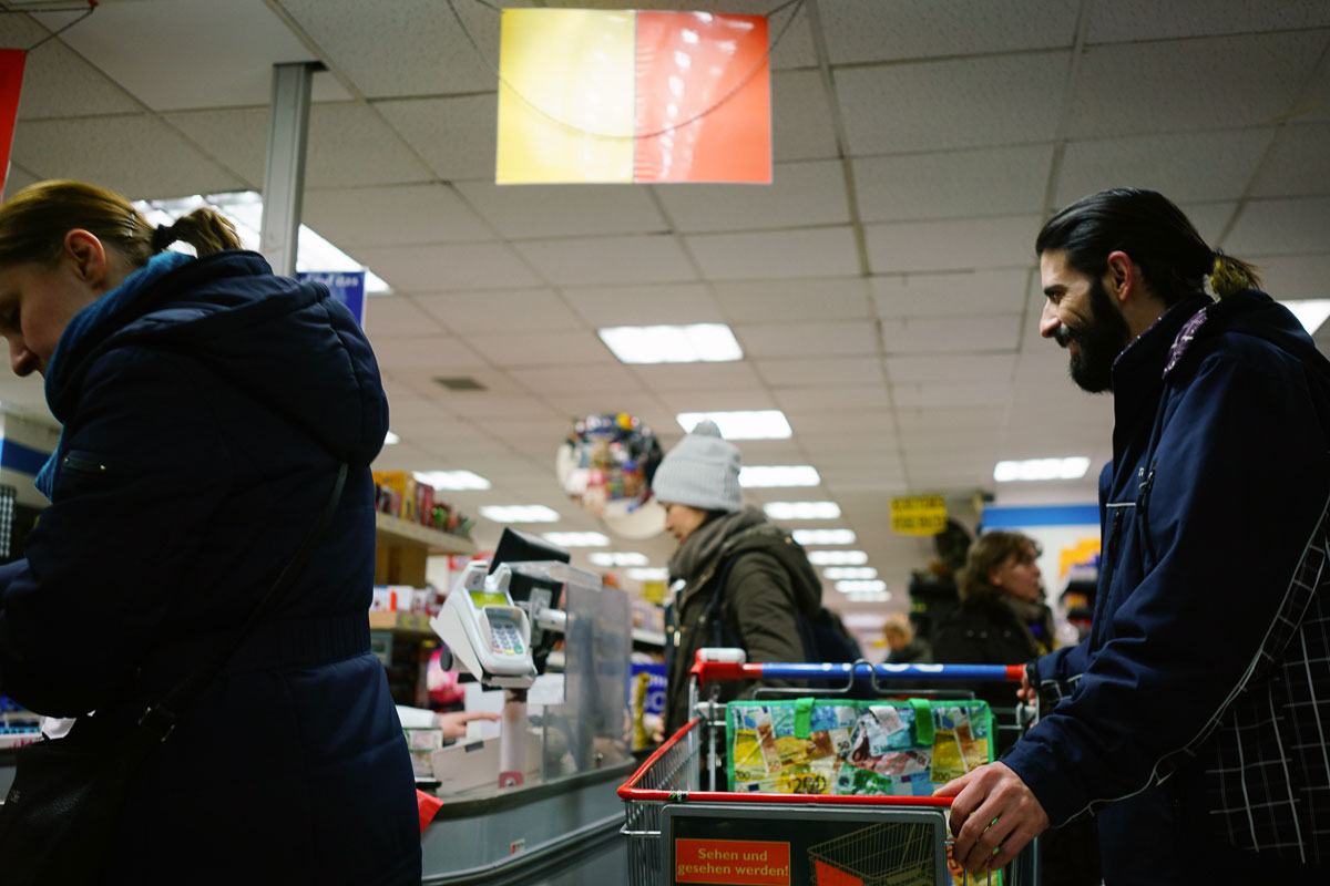 Refugees and Germans mingle in weekly ''Meet n'' Eat''