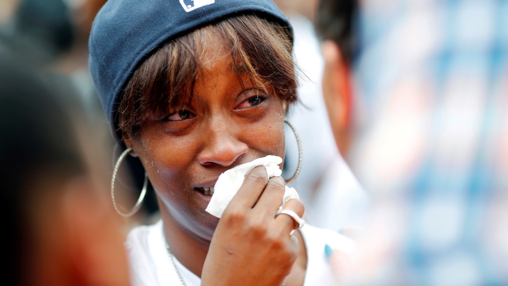 FILE PHOTO - Diamond Reynolds weeps as people gather to protest the fatal shooting of of her boyfriend by Minneapolis area police in St. Paul