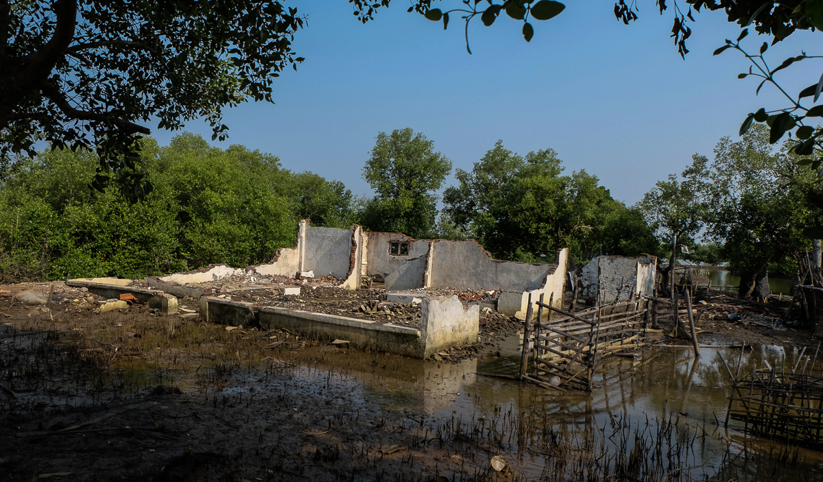 Drowning villages of Jakarta/ Please Do Not Use