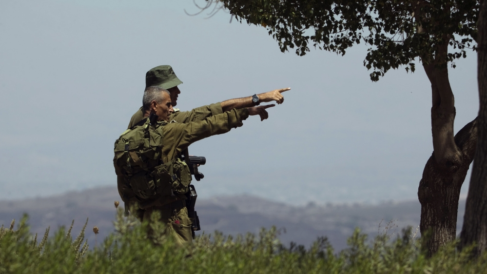 sraeli soldiers observe the Syrian side of the Quneitra border crossing between the Israeli-controlled Golan Heights and Syria, August 29, 2014. U.N. officials shuttled along the rocky frontier betwee
