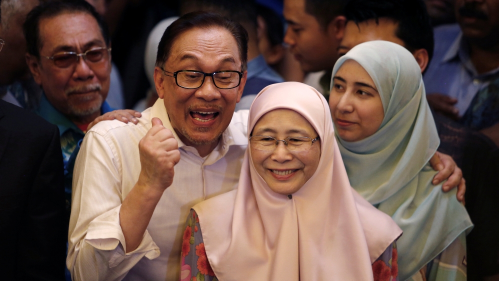 Malaysian politician Anwar Ibrahim poses with his wife and daughter during a news conference in Kuala Lumpur