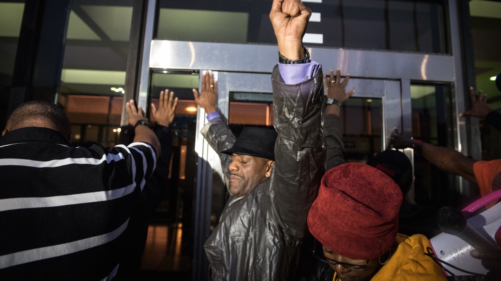 Eric Russell of the Tree of Life Justice League leads a prayer for slain teen Laquan McDonald [Jason Patinkin/Al Jazeera] 