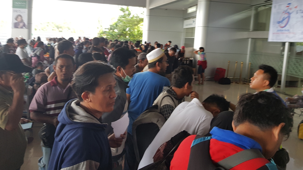 Cancellations, delays and overbookings resulted in long queues at Palu airport [Ted Regencia/Al Jazeera]