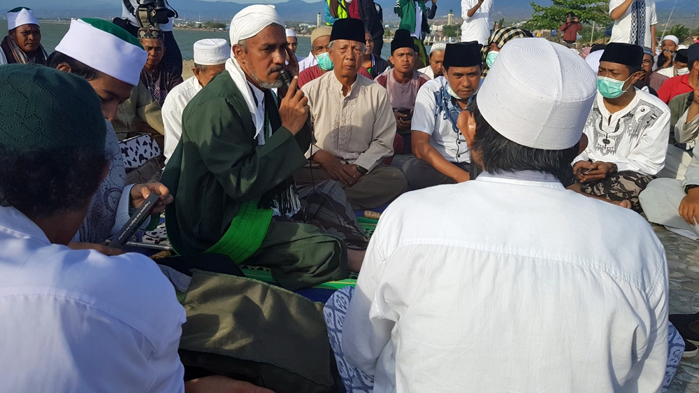 Habib Saleh al-Idrus, the most popular Muslim cleric of central Sulawesi province, led a mass prayer marking the one week since the disaster struck Palu [Ted Regencia/Al Jazeera]