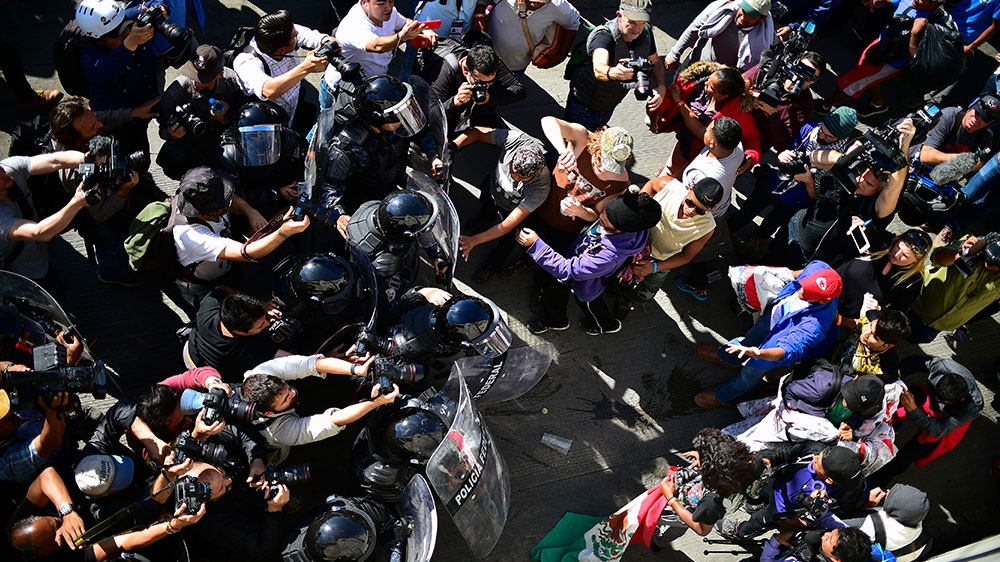 Aerial view of Central American migrants and refugees being stopped by federal police officers near El Chaparral port of entry in the US-Mexico border [Pedro Pardo/AFP] 