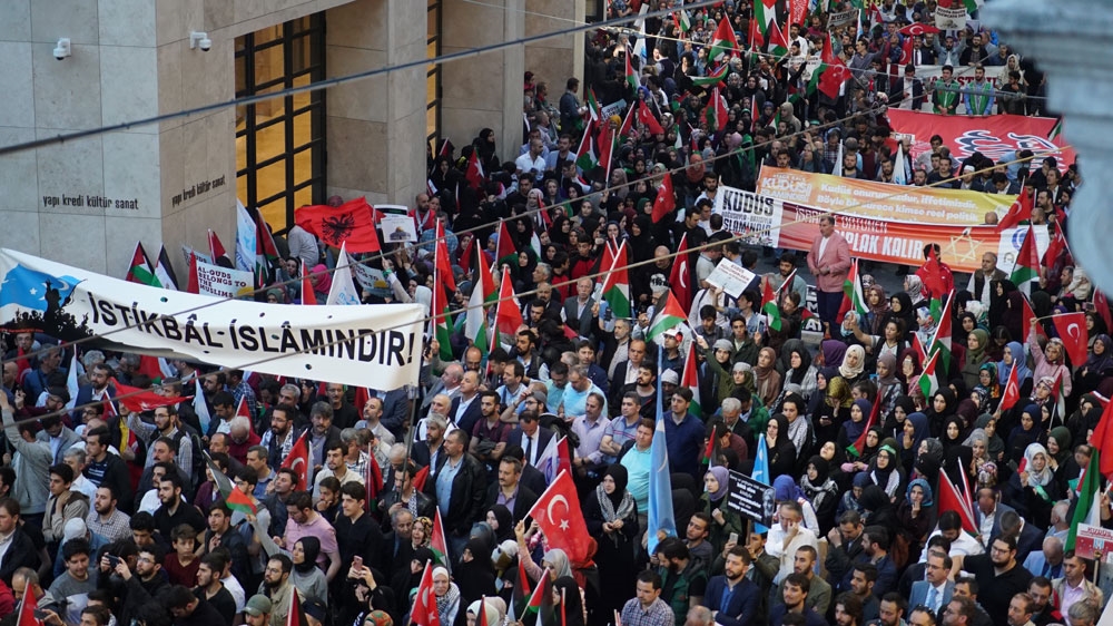 Thousands of Turks march through central Istanbul to denounce the relocation of the US embassy to Jerusalem [Faisal Edroos/Al Jazeera] 