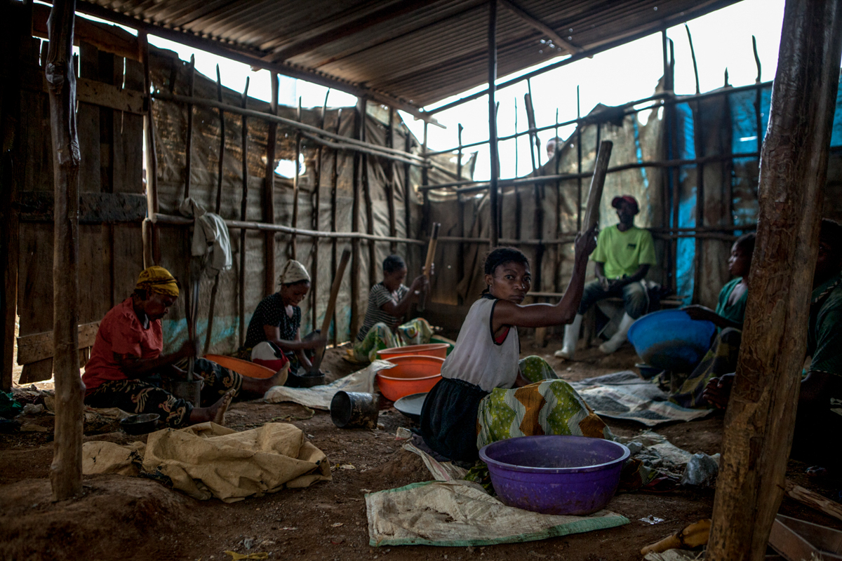 In Kamituga the mama twangaises represent the lowest layer of the extraction chain, such as the “stone crushers”. If, after smashing the quartz stone into very fine dust, women find some trace of gold