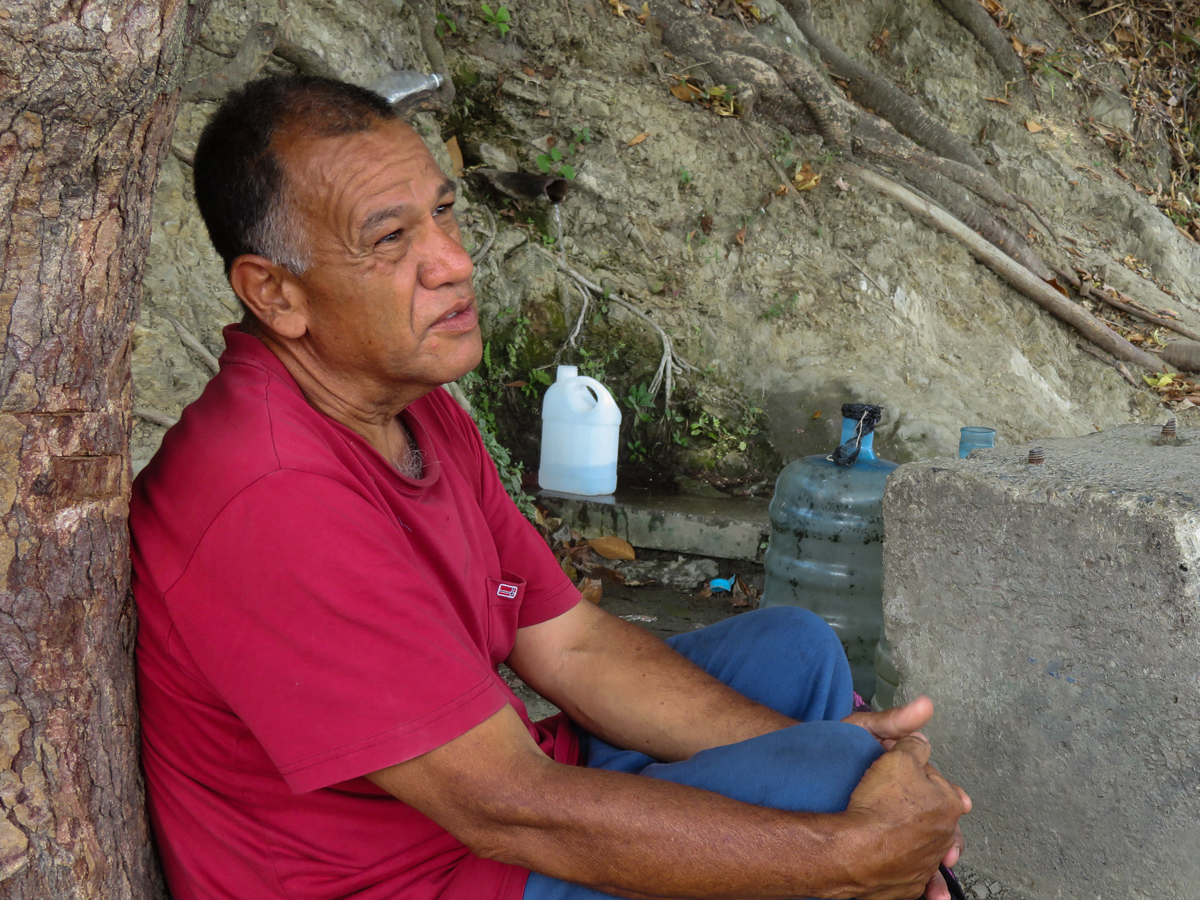 Luis (I’m not sure I got his name right, the recording is not clear :(), visibly tired, while trying to get potable water said that “I’m here to fill my little bucket, this water is clean, it is com