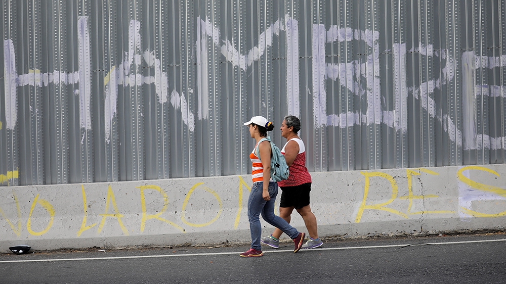 CARACAS STREET/Women walking