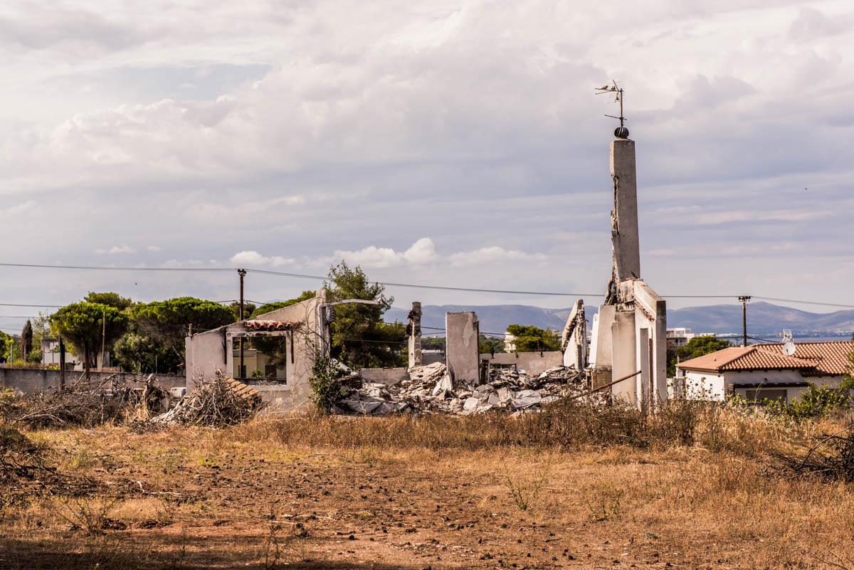 There is also the problem of damaged homes that are located in forest areas, the majority of which do not have building permits. The procedures for these cases, which number to several hundred, have b