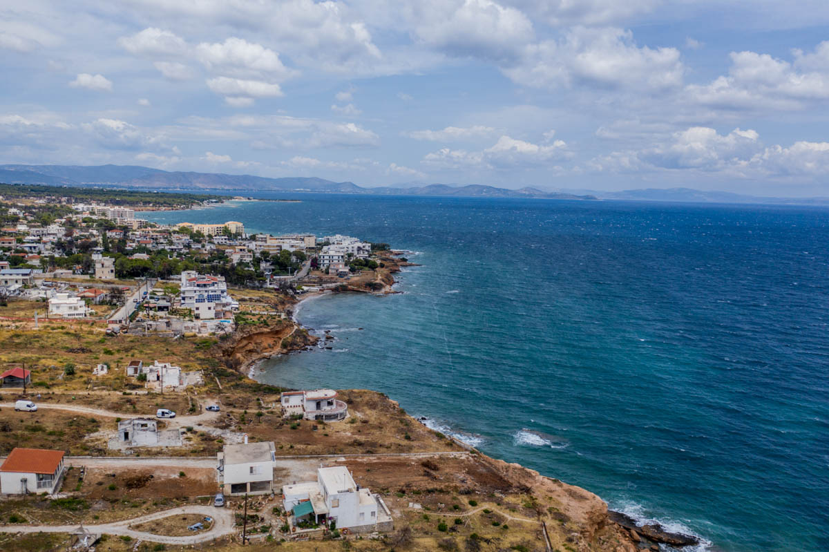 Even those who made it to the sea, among them many elderly, were not safe as they remained there for several hours trapped and in tough conditions. “The waters in Mati are full of big sharp rocks and