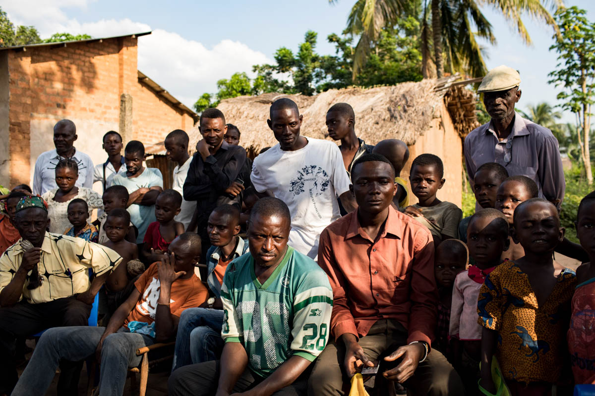 Kaminwa Nsapu militiamen gathered around their leader in their stronghold in Nganza. This poor commune is one of the bastions of the Kamuina Nsapu phenomenon and its repression.
