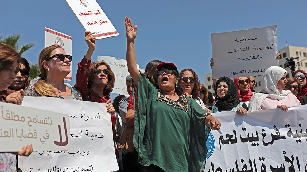 Palestinian women protest in support of womeni´s rights outside the prime ministeri´s office in the West Bank city of Ramallah on September 2, 2019, after a young Palestinian died in a case that has r