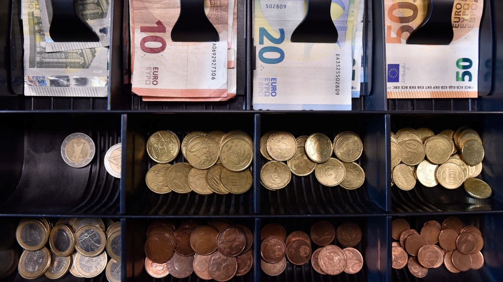 Euro banknotes and coins are displayed in a shop in Brussels, Belgium November 14, 2017. REUTERS/Eric Vidal