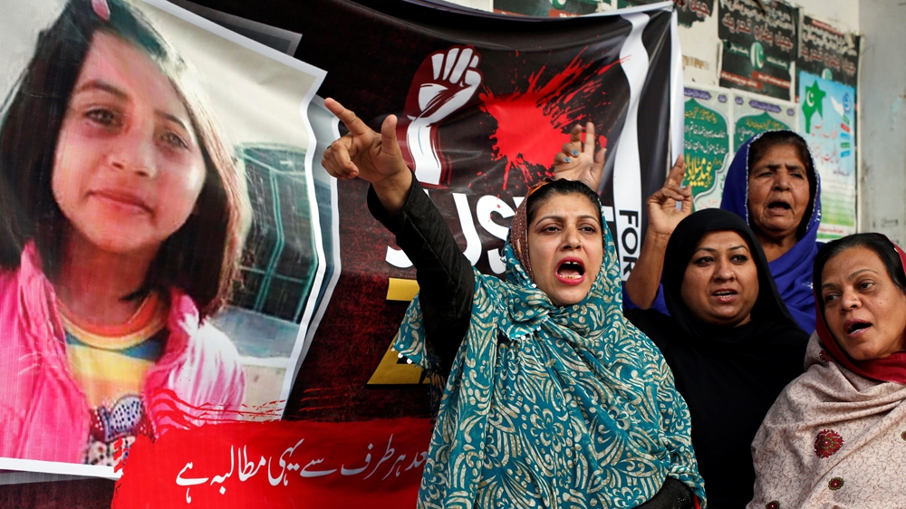 People chant slogans to condemn the rape and killing of 7-year-old girl Zainab Ansari in Kasur, during a protest in Karachi, Pakistan January 12, 2018. REUTERS/Akhtar Soomro
